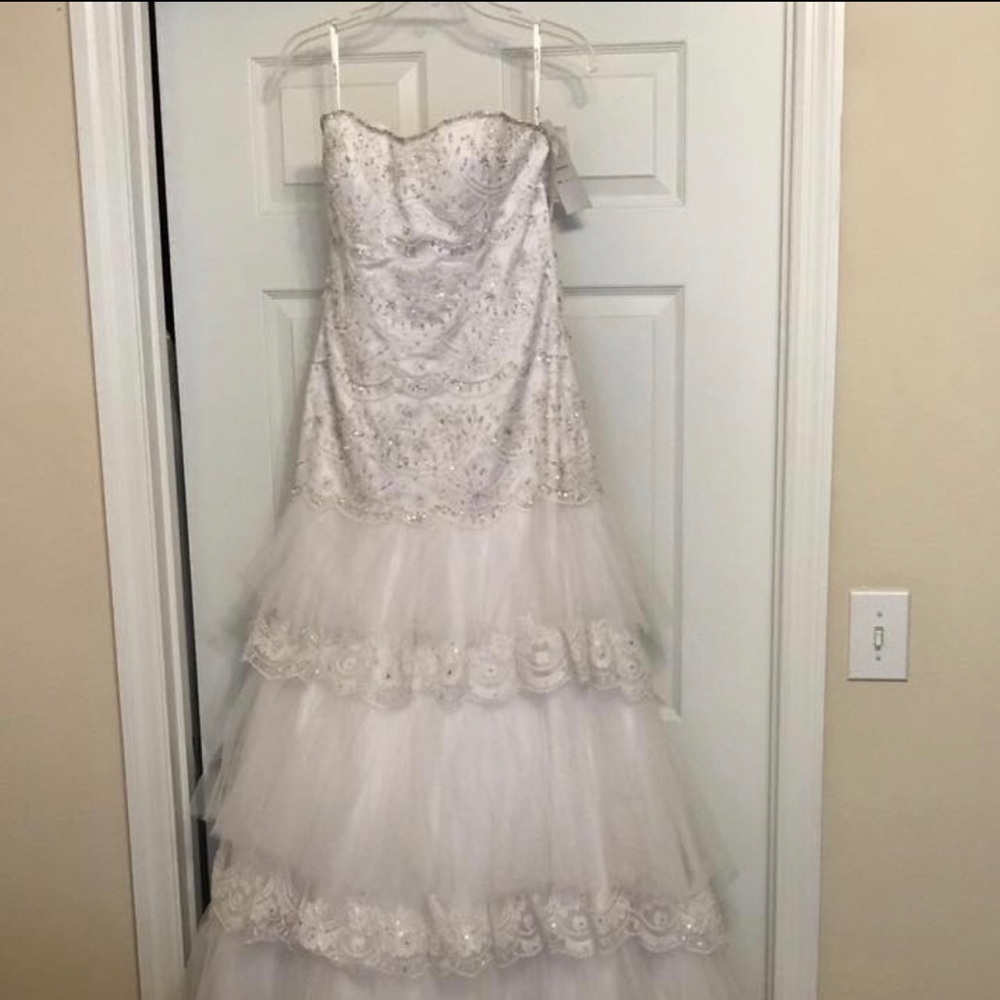 Brand New LO-VE-LA by LizFields Ivory White Gown